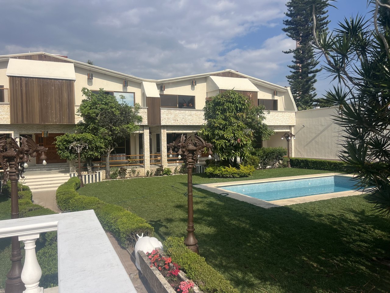 Instalaciones de Hogar Los Volcanes con jardín, alberca y fachada principal